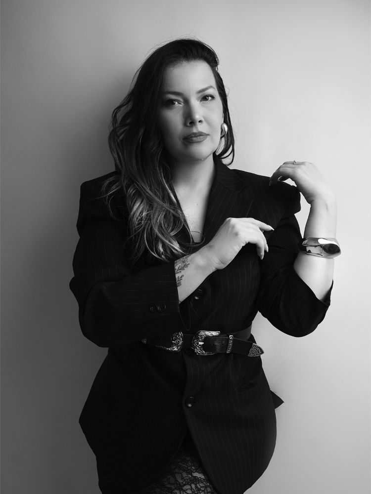Rebeca Moura, fotógrafa e diretora de criação da RM Foto e Filme, em retrato preto e branco